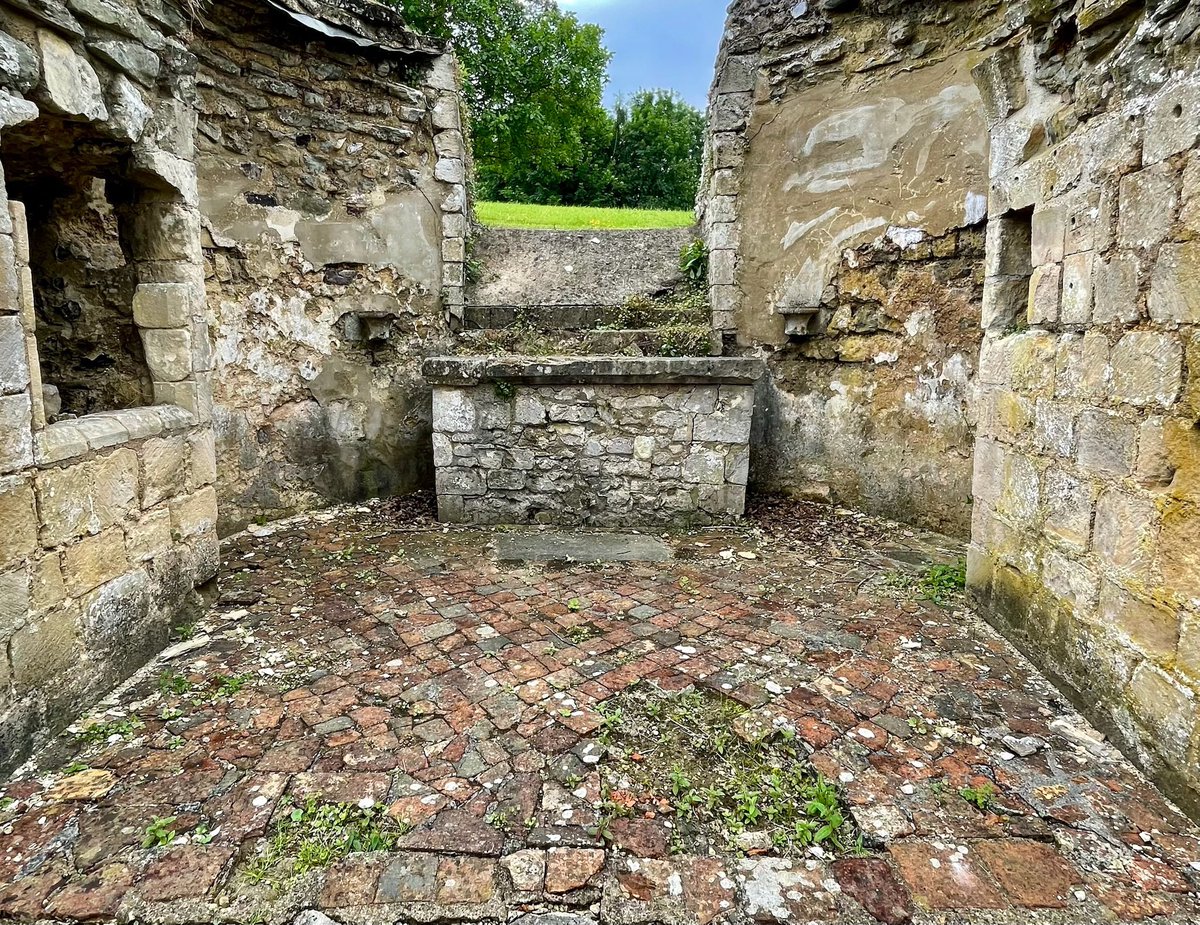 The remains of the Chapel of St. Thomas the Apostle at St. Augustine’s Abbey in Canterbury, with its surviving medieval floor tiles. #TilesOnTuesday 📸 My own.