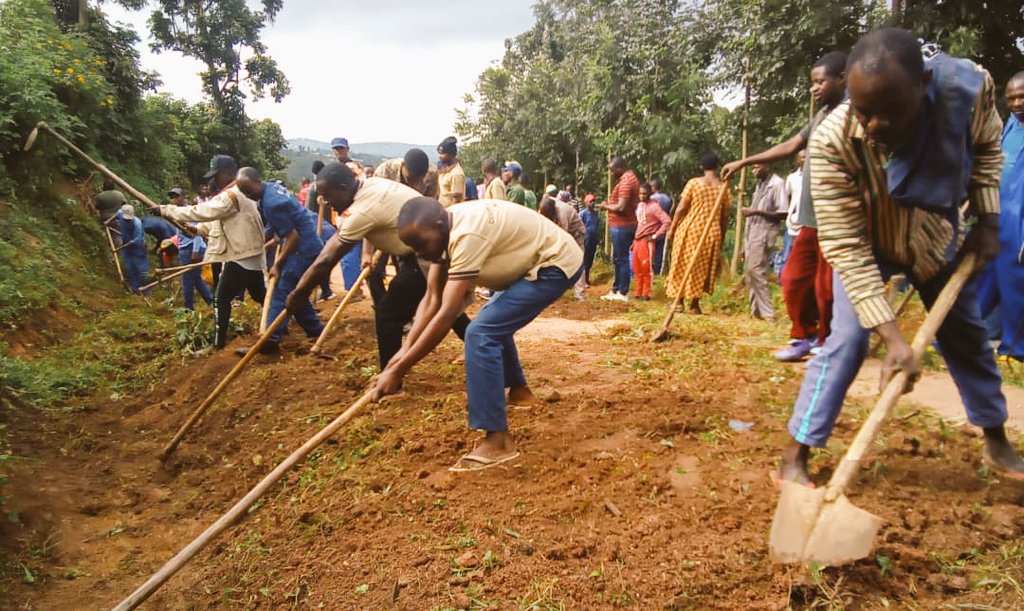 Mu Mirenge yose igize Akarere habaye igitondo cy'isuku cyibanze ku isuku y'ahahurira abantu benshi, isuku yo ku muhanda munini wa kaburimbo no gukemura ibibazo bibangamiye imibereho myiza by'abaturage. Visi Meya @NadineKayites yakoreye muri Mikingo, Akagari ka Gatagara. @Erasmen