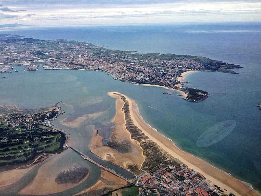 ✅Listos para comenzar el dragado de 180.000 m3 de arena en la canal #bahía para garantizar la navegación en @port_santander 🚨Urgente tomar medidas de la mano del @IHCantabria: ✔️Ejecutar 2º espigón playa Los Peligros ✔️Corregir avance El Puntal y retroceso de Somo-Loredo