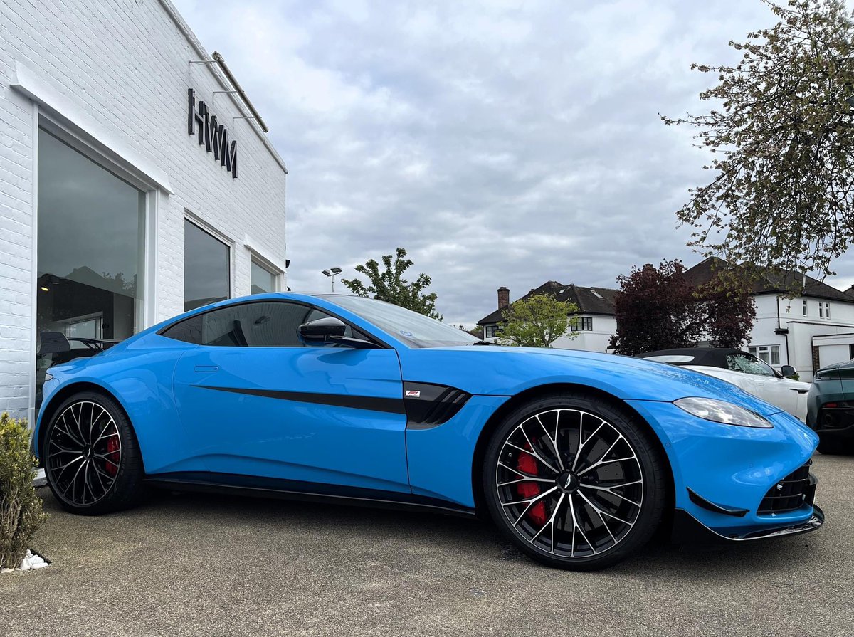 A fine looking Vantage F1 Edition. Ever wondered what the F1 is about? Watch our video: youtube.com/watch?v=wlMjn1… #AstonMartin #Vantage #F1