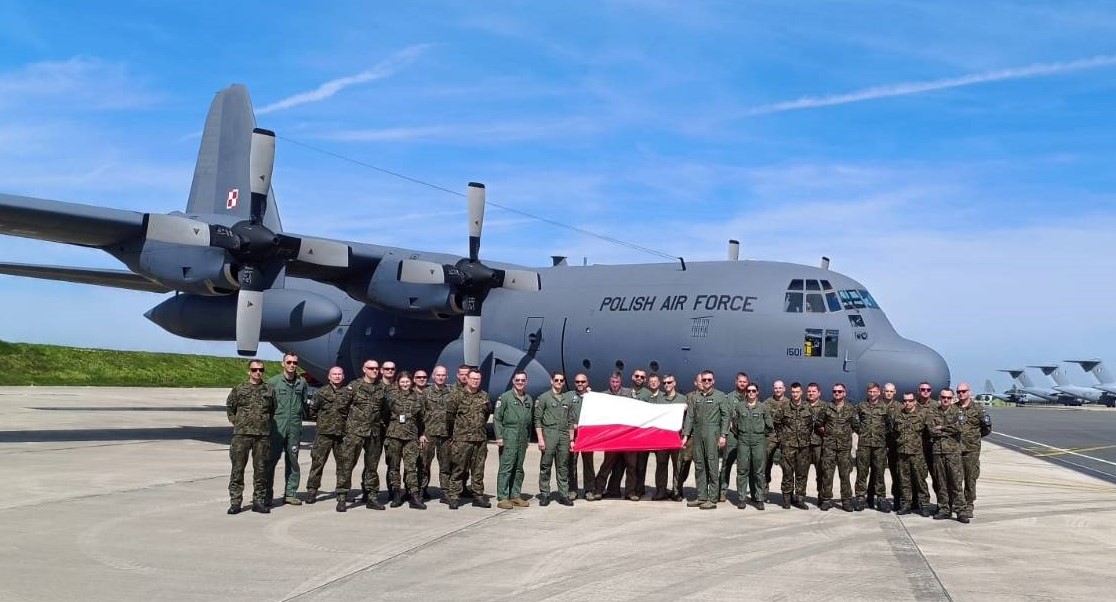 Pododdział lotniczy z 33. Bazy Lotnictwa Transportowego ⁨⁨🇵🇱 uczestniczy w międzynarodowym szkoleniu EUROPEAN AIRLIFT TACTICAL PROGRAM, które odbywa się we Francji 🇨🇵. Przez najbliższe dwa tygodnie polska załoga, latająca na samolocie C-130 Hercules, będzie wykonywać