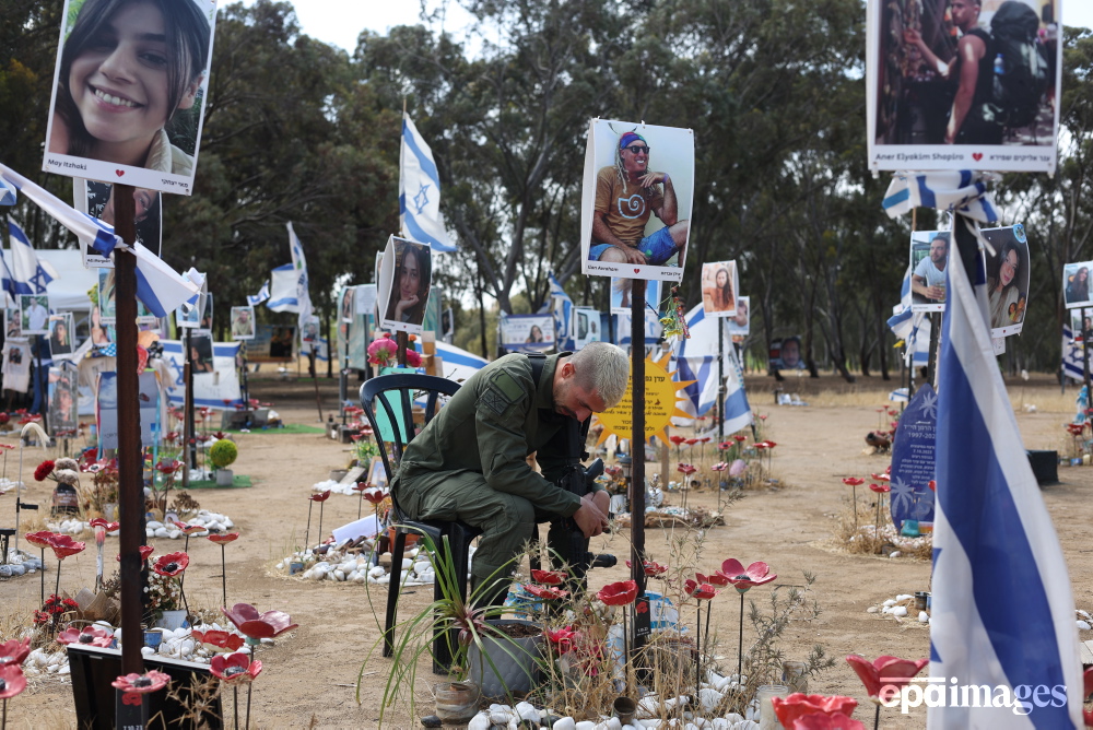 An Israeli soldier reacts at the memorial site for the victims of the Nova music festival, on the occasion of Israel's Memorial Day, in Re'im, near the border with the Gaza Strip, Israel. 📸 EPA/Atef Safadi #epaimages #israel #memorialday #gaza #conflict