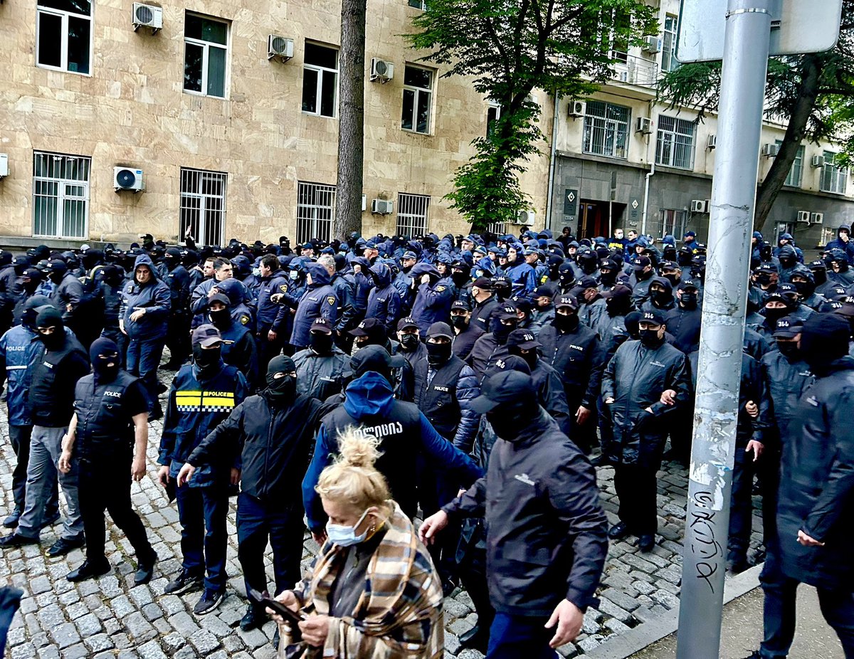 Our second piece from the #Tbilisi protests. We witnessed Moscow-style police tactics used on a peaceful crowd. Thousands here fear the country is at a crossroads - despotism or democracy #Georgia @SkyNews youtu.be/hBhPQVYjFxA?si… via @YouTube