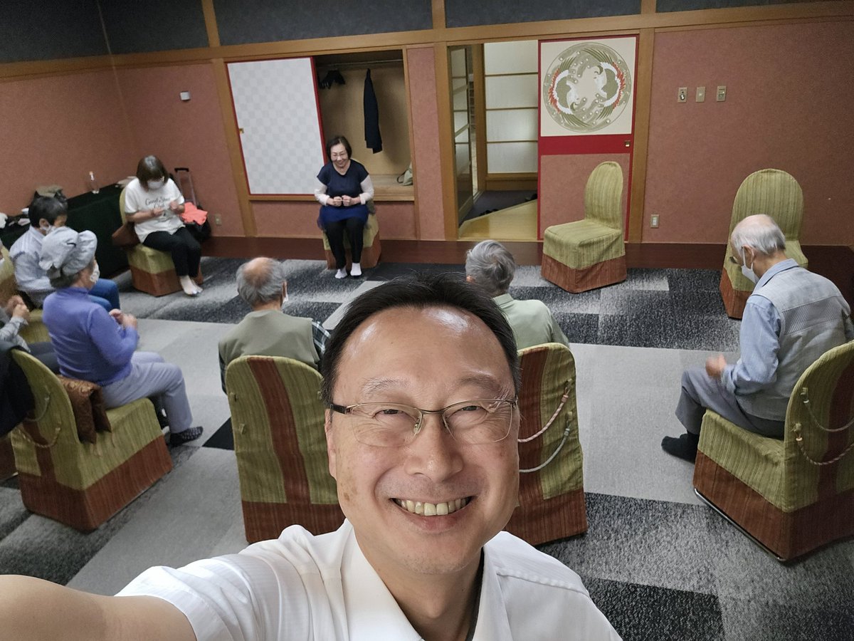 kuroda__taro's tweet image. 國枝玲子先生をお招きし、月に一度開催している、黒田太郎健康長寿教室の模様です。本日開催されました！

皆さんがうつむいている瞬間の写真になってしまいましたが、皆さんお元気ですのでご安心ください💪

#健康長寿
#健康寿命