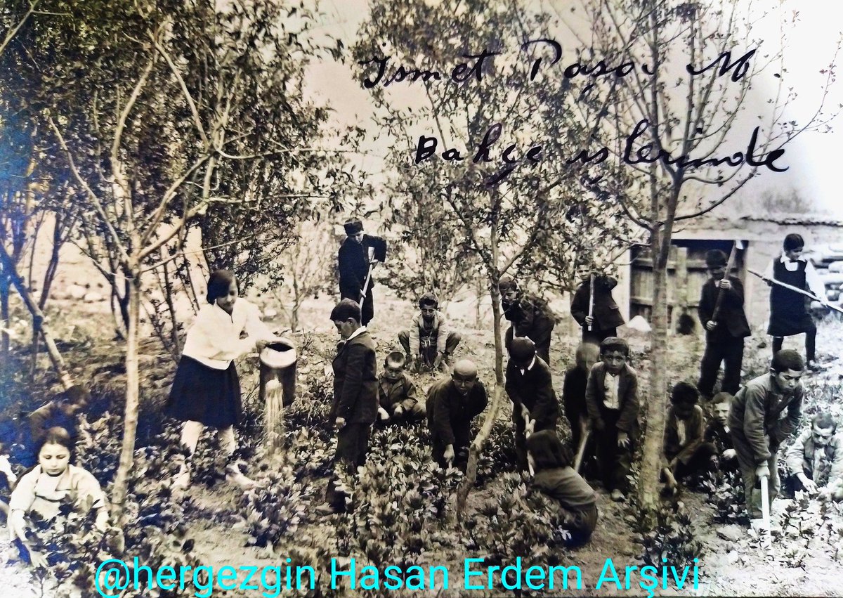 Tokat İsmetpaşa Mektebi bahçe işleri dersinde 1930 lu yıllar TOKAT #DünyaÇiftçilerGünü #14Mayıs
