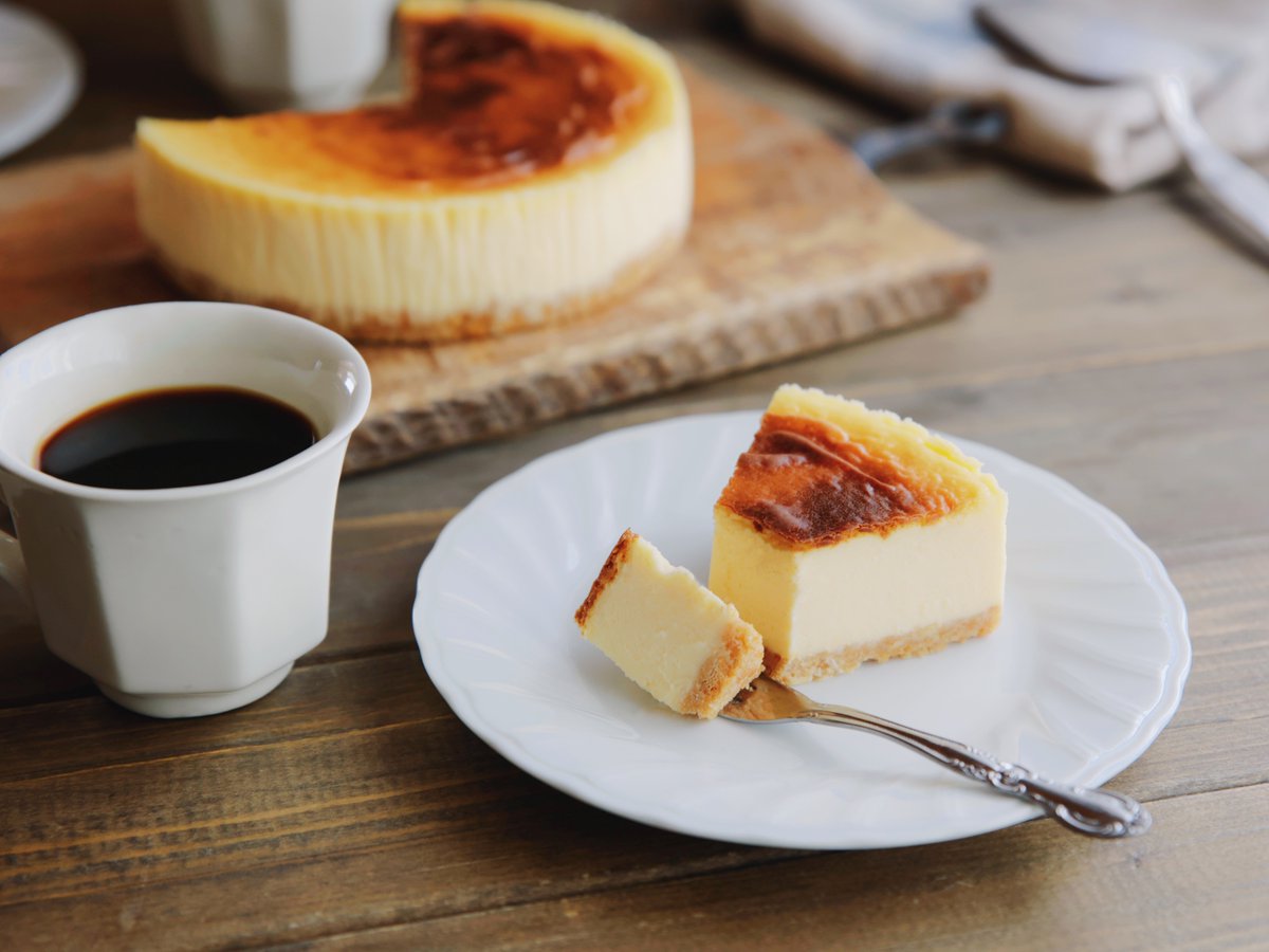 toranocoku's tweet photo. お知らせです。
トラノコク5周年になりました〜🎉そしてなんと、この夏チーズケーキ本を発売することになりました🧀
タイトルは「至福のチーズケーキ本」です！
https://t.co/3uBglabMcY
みなさんにとってお腹も心を満たす1冊になったら嬉しいです！これからも、どうぞよろしくお願いします☕️ https://t.co/TX0I81YsND