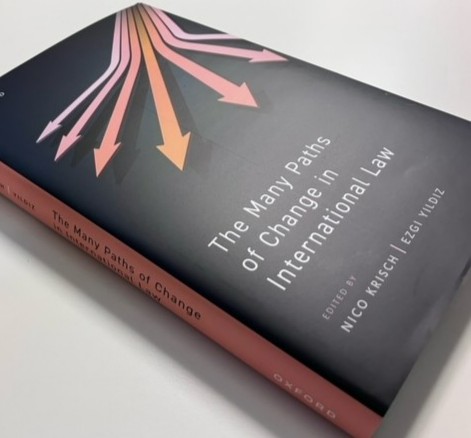 How does #InternationalLaw change & adapt to meet global challenges in a volatile social & political context? @ezgiyyildiz & @NicoKrisch's book offers fresh, theoretically informed, and empirically rich answers to these questions. #Booklaunch on 16th May👉graduateinstitute.ch/communications…