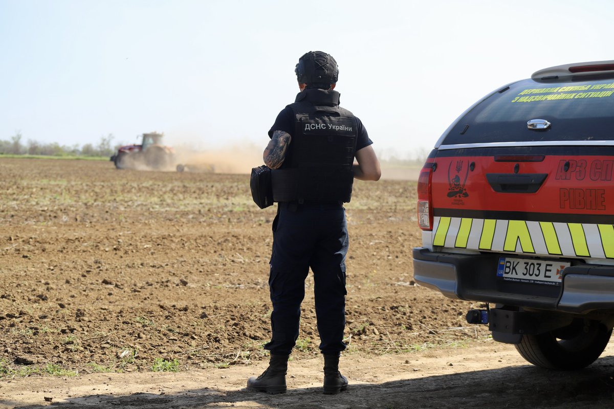 Perhaps the best reward for every sapper is to see how life returns to the fields you worked on 

In a month, my team deblocked 160 hectares of farmland 💪

It's not time to celebrate. It's time to continue working

Have a nice day, friends!
All be 🇺🇦