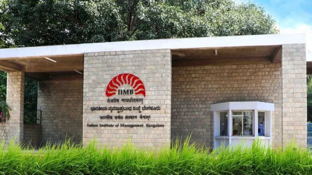 mahimavashisht's tweet photo. On CRAZINESS: I graduated from #IIMBangalore in 2009 - perhaps the worst economic period of our generation. I was lucky to land a job in consulting – my sector of choice – and get what was considered a respectable pay package, given the recession. 🧵 https://t.co/mxMghh7OrF