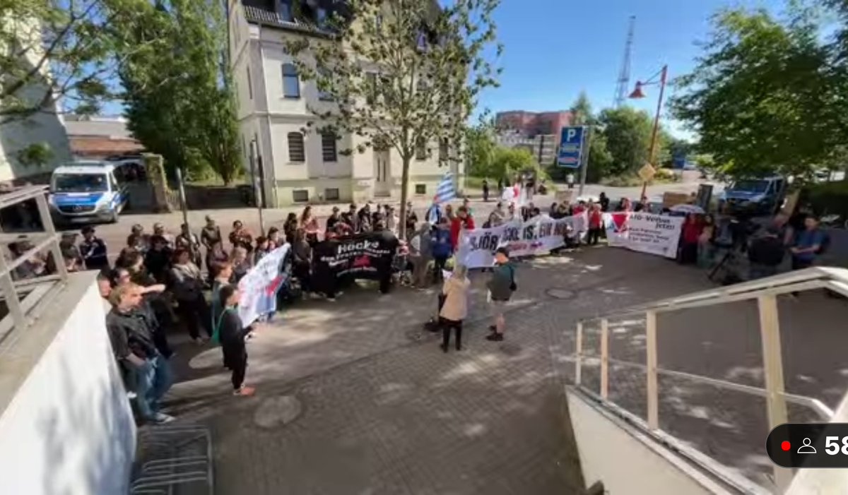In #Halle #Saale stabile Kundgebung gegen Bernd #Höcke! ✊🏼