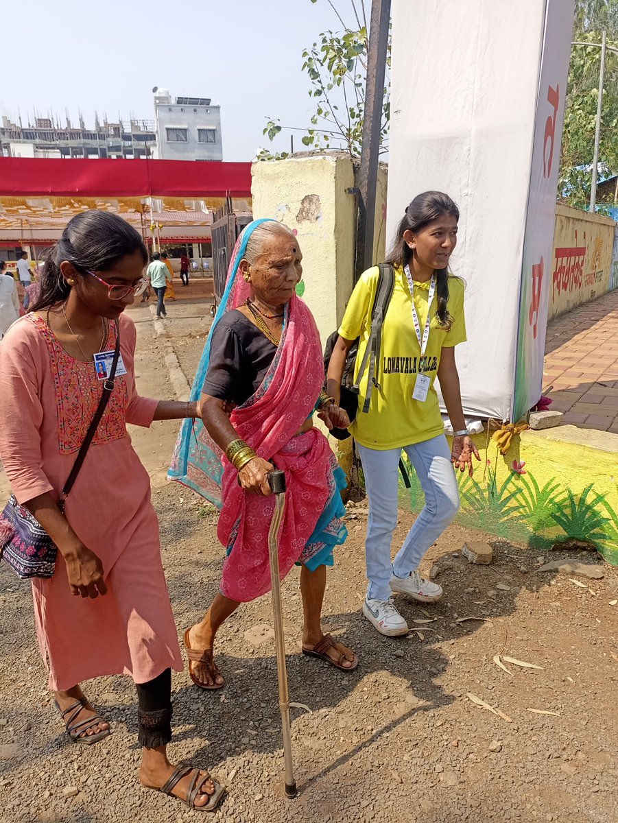 NSS volunteers in Pune from Dehu Road to Lonavala helping handicaped and old age peolpe. #ChunavKaParv #DeshKaGar #IVoteForSure #MeraPehlaVoteDeshKeLiye @YASMinistry @_NSSIndia @ianuragthakur @NisithPramanik @PIBMumbai