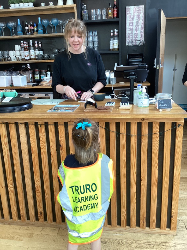 Reception had a lovely trip to Fig cafe as part of their 'Food Glorious Food' topic! The children independently ordered their own drinks and snacks from the cafe menu and paid using pretend money. They learnt lots about how cafes work and the roles of people who work in a cafe.