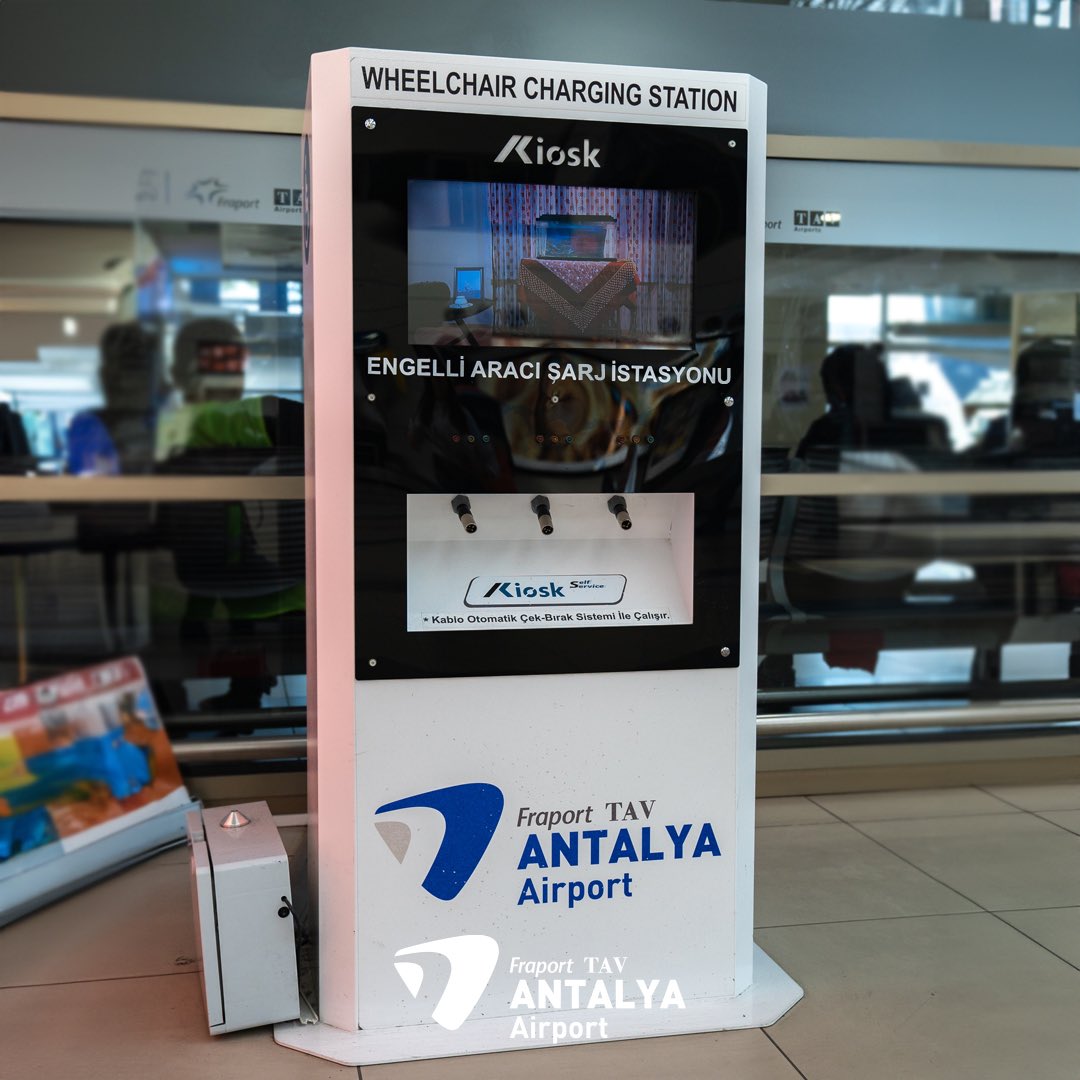 Antalya Havalimanı'nda engelli araçları için şarj cihazları bulunmaktadır. Bu tesisler, engellilerin seyahatlerini daha rahat ve kolay hale getirmek için sağlanmıştır. . #wheelchair #charging #hizmet #havalimanı #engelliaracı