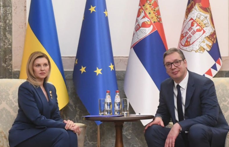 A qué juega el presidente serbio?
Presidente de Serbia, Aleksandar Vučić, recibió a la primera dama de Ucrania, Olena Zelenska.

Al nazismo se le combate, no se le recibe y blanquea!

#OTANCriminal #StopKillingDonbass #ZelenskyWarCriminal
#Ukrainefascist 🇺🇦