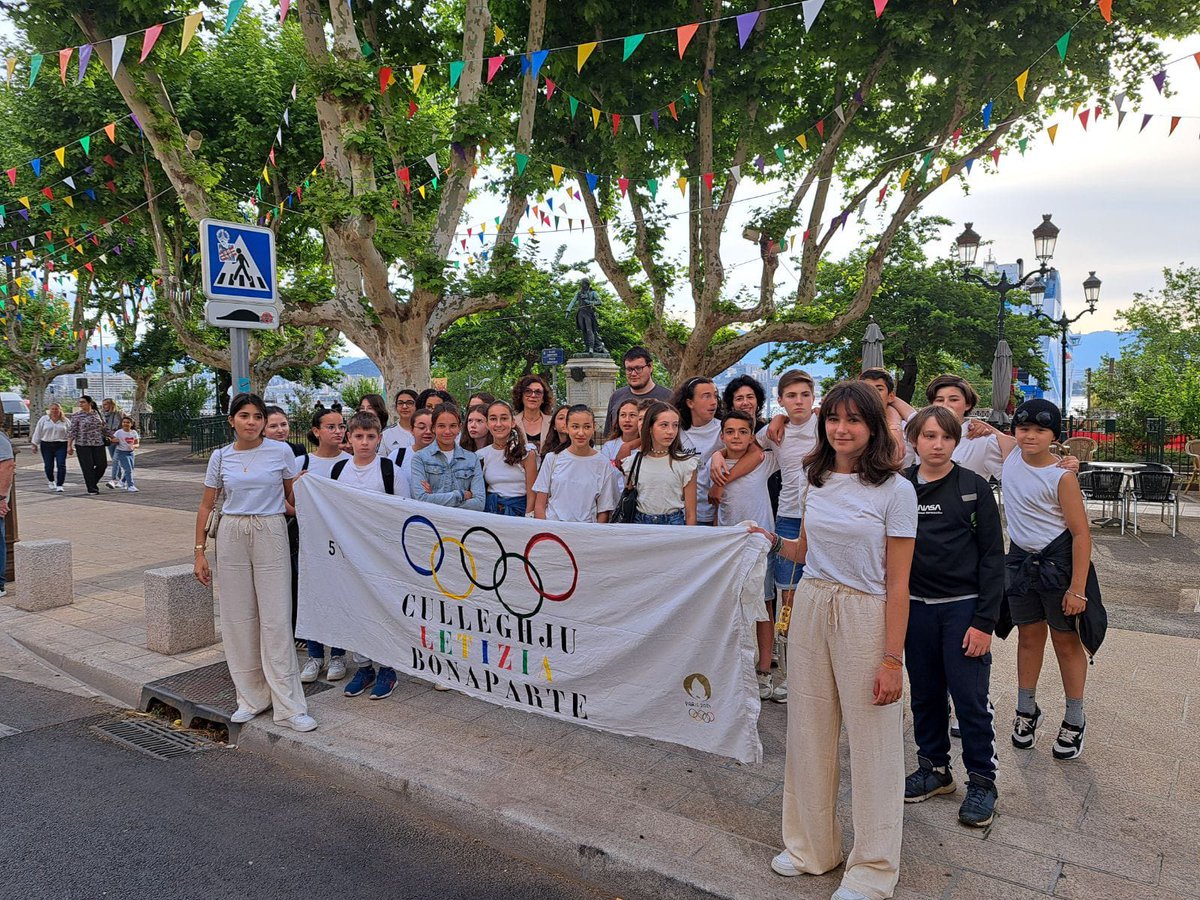 #Paris2024 | Près de 30 élèves du collège Laëtitia Bonaparte d'#Ajaccio sont prêts pour le passage de la #FlammeOlympique ! Présents sur le parcours, ils attendent les relayeurs qu'ils vont encourager avec ferveur. 🏃‍♀️🏃
