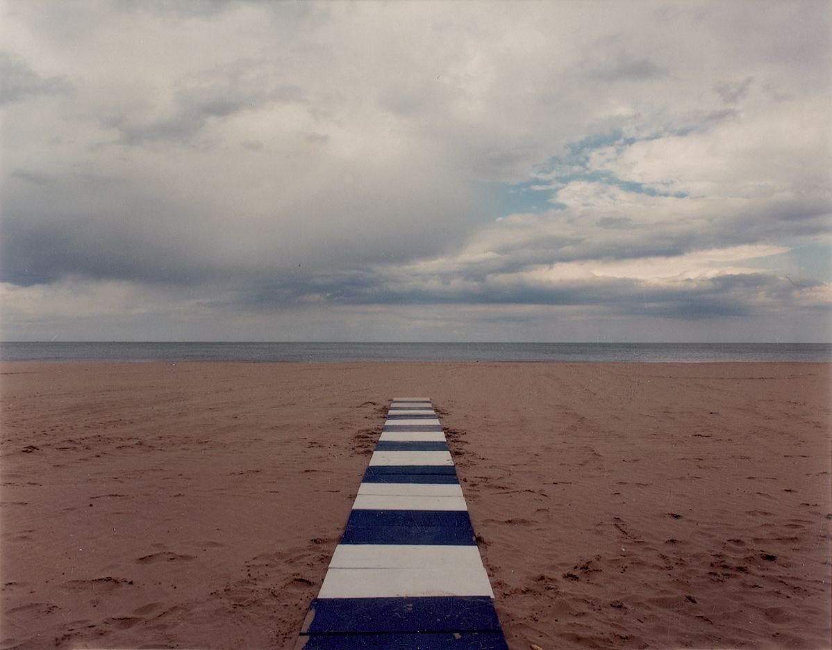 Il Sole fuori ci abbronza, quello dentro di noi ci scalda e ci da la forza tutti i giorni. Prendo paletta e secchiello e vado con i Righeira. #14maggio ©️Luigi Ghirri