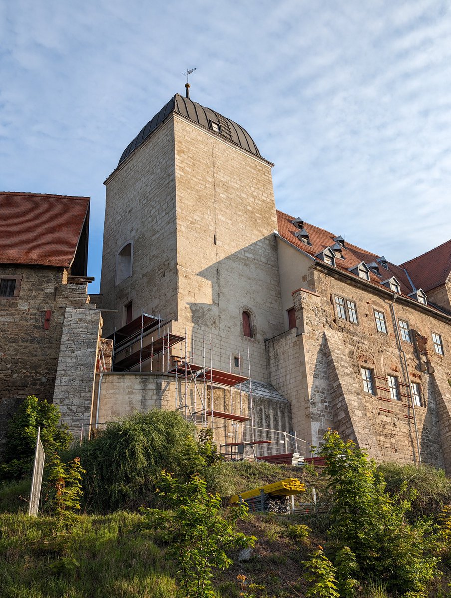 Am Palasturm der Burg #Weißensee ist der Aufbau eines Baugerüsts gestartet. Das Gerüst bereitet den Weg für den anstehenden Baustart im Rahmen der Turmhaubensanierung in unserem SIP I. ➡️ thueringerschloesser.de/geruestbau-am-…