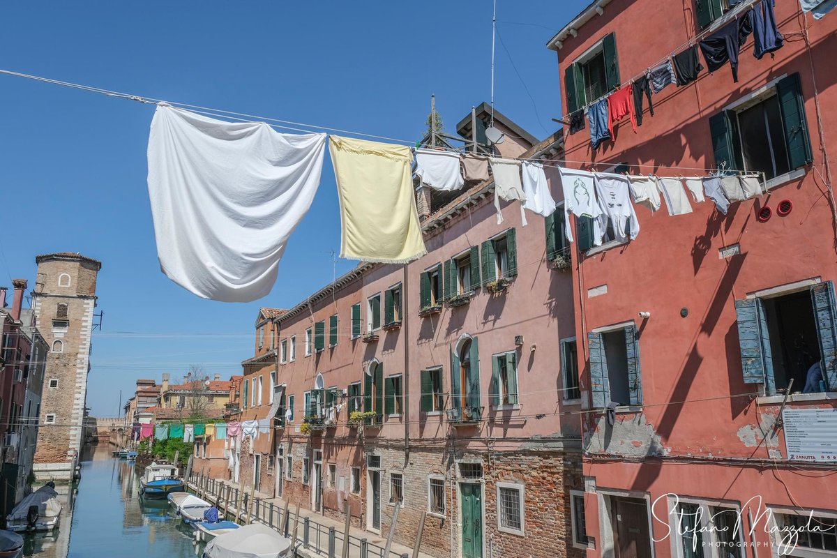 Laundry threads hanging in the sun in the Castello sestiere
#photowalk #venice #tour #tourism #workshop #italy #photo #photography