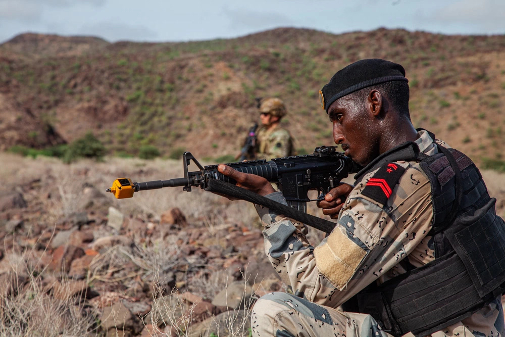 Members of Djibouti @USCG, @USNavy, @usairforce, @USArmy & Spanish Special Ops join forces for Exercise Bull Shark, enhancing crisis response & personnel recovery skills in the Horn of Africa.