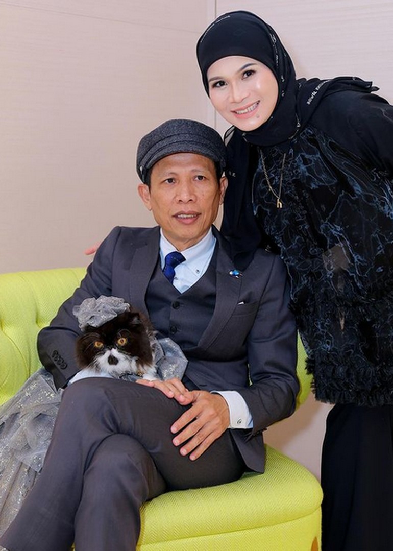 wolipop's tweet photo. #Foto Sultan! Sepasang pengusaha Malaysia menuai dikritik karena merayakan ulang tahun kucing peliharaan mereka di butik Louis Vuitton. π±
Ini potret mewahnya.π€©π½
>>https://t.co/U5nFLnLrPP
Foto: instagram/haylizamashuri
#kucingsultan #LouisVuitton #kucingmewah https://t.co/5sI3yQFuxt