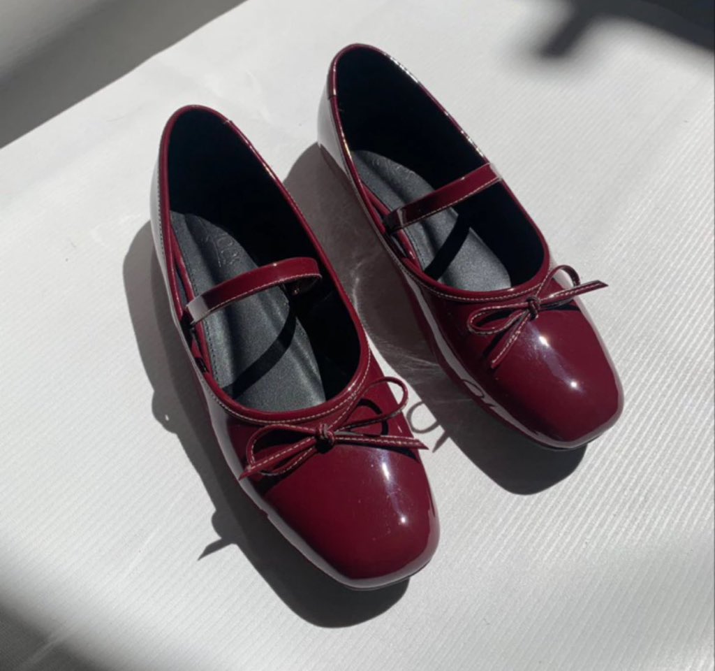 cantikk banget sepatu warna red cherry gini bikin ootd makin lucu🥺🍒