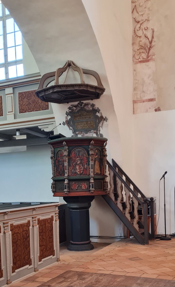 Radtour #Rheinsberg St. Laurentius ist eine evangelische Kirche in Rheinsberg. Ihre Besonderheit ist die erhaltene Renaissance-Ausstattung. Der Hochaltar stammt aus dem Jahr 1576. Die Kanzel stiftete in der Mitte des 16. Jhd. Anna v. Hahn, die Witwe Jobst v. Bredows Orgel v. 1767