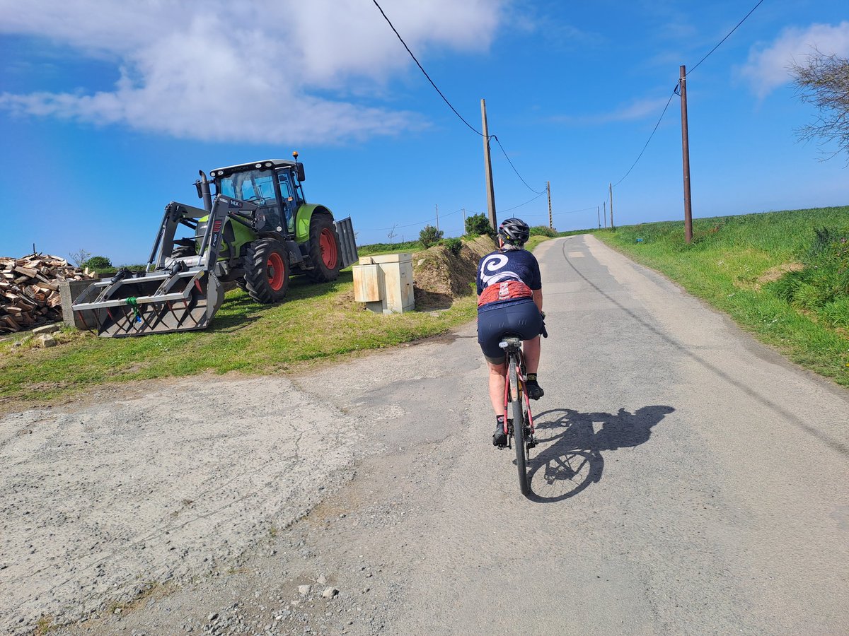 Happy #TractorTuesday A few of the many Breton tractors we saw whilst in Lannilis for @trobroleon