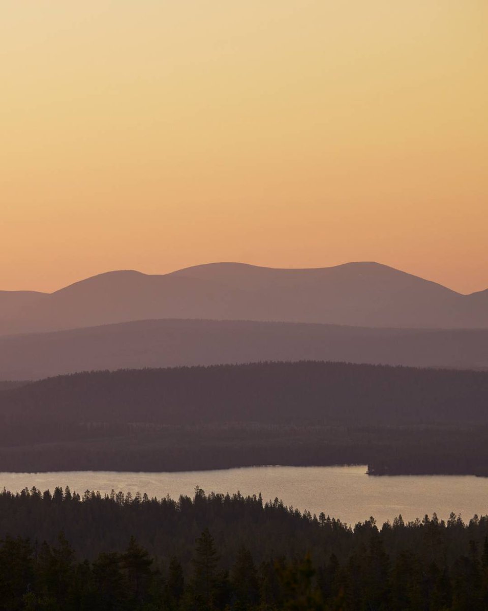 Embrace the serenity of Finland and unwind amidst all the natural beauty. Though brief, Finns really know how to make the most out of the short summer season. Read our tips for a summer holiday under the magical Midnight Sun: finnair.com/en/bluewings/d…