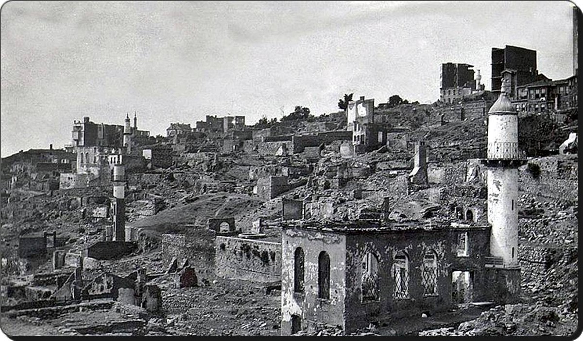 1915 tarihli Kabataş, Cihangir, Tophane yangınından kalanlar. Çıkarılan yasa ve yönetmelikler (Ebniye nizamnameleri ), yangın duvarları filan işe yaramıyordu. İstanbul, yangınlardan kalanlardır aslında bir yandan da. Münif Paşa boşuna dememiştir her yıl şehrin 1/5'i yanıyor, 50