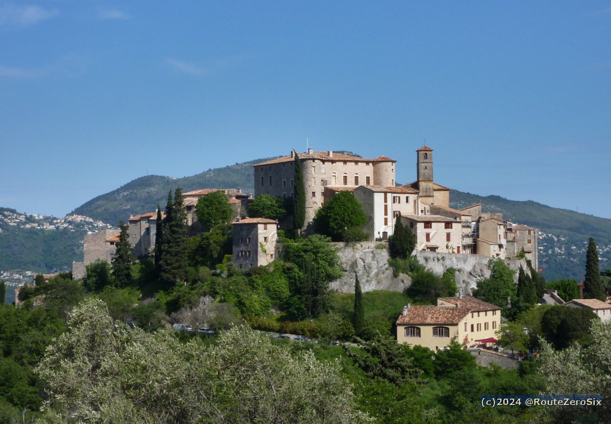 Le village médiéval de Carros. A l'arrière plan la commune d'Aspremont. La large vallée du Var les sépare #Carrosvillage #Aspremont #ValleeduVar #AlpesMaritimes #CotedAzurFrance #Provence #RegionSud