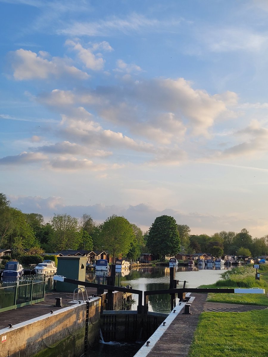 Sunset over the canal. Taken at Orton Mere in Peterborough, Cambridgeshire, UK on 10th May 2024.

#travel #travelphotography #travelblogger #travelling #traveling #traveler #travelgram #visituk #england #visitengland #sunset #sunsets