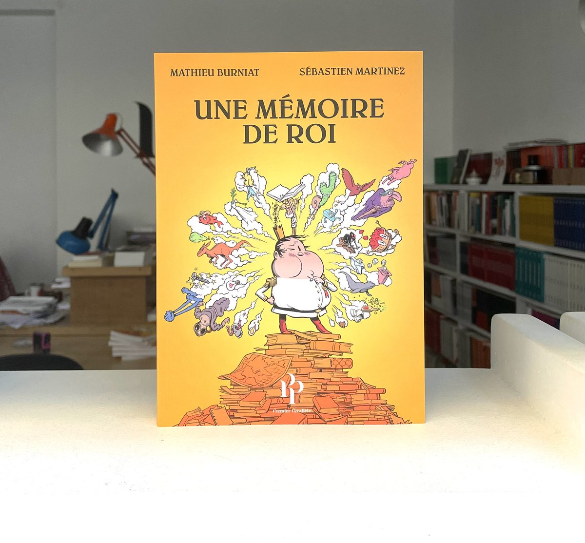 Elle était en rupture depuis quelques mois. La bande dessinée Une mémoire de roi, de Matthieu Burniat et Sébastien Martinez, s’est refait une beauté et paraît dans une nouvelle édition souple.

Elle sera en librairie le 30 mai.

#artsdemémoire #bandesessinee