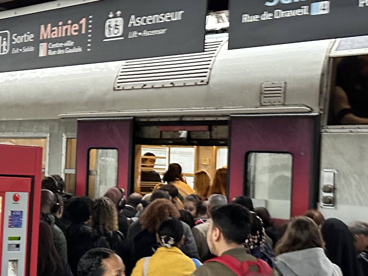 Bonjour @RERC_SNCF on avait dit fin des trains courts après les vacances de Pâques?❌🚊 Excédé comme beaucoup de ne pas pouvoir arriver à l’heure ce matin Urgent de tenir les engagements pris devant les élus et les usagers! #Juvisy @UsagerRERC @ACircule @vpecresse @m_duranton91