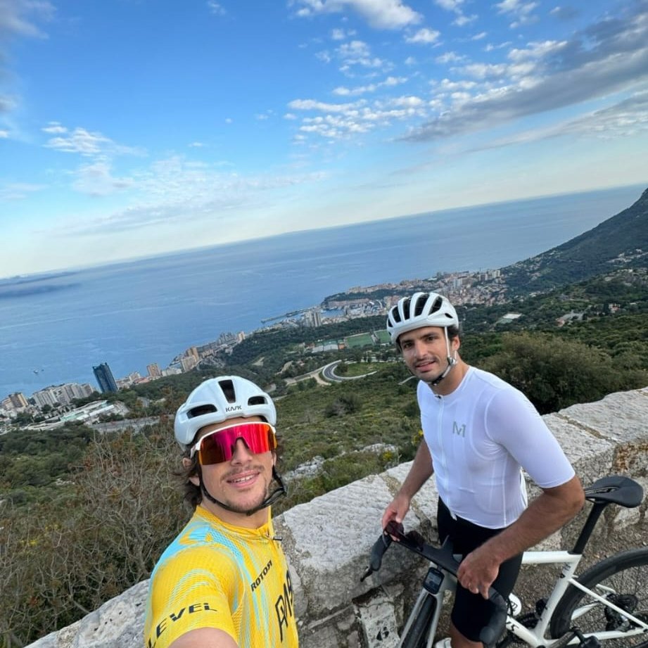 CSainzNews_'s tweet image. ❤️ Carlos with Roberto Merhi biking in Monaco

#CarlosSainz | #ScuderiaFerrari