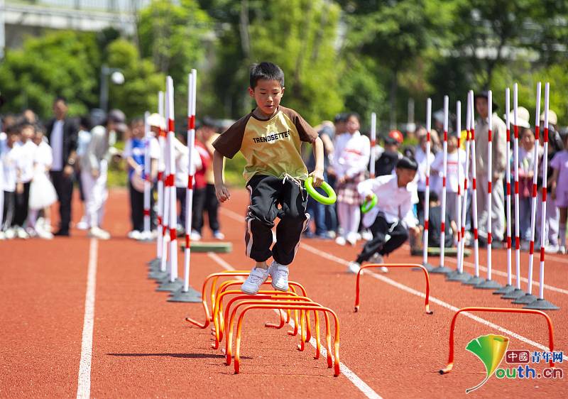 On May 13th, 2024, in Nantong, #Jiangsu Province, students from Hai'an High-tech District Experimental Elementary School participated in a whirlwind running race during the school's #sports meeting.
The sports meeting themed 'Children's fun sports ignite passion on campus' was…