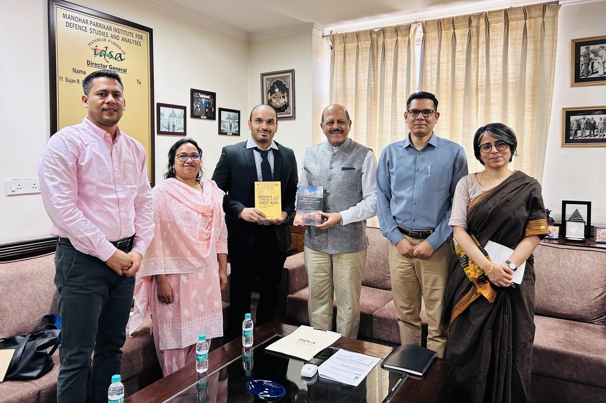 Mr. Abdullah Musabbeh Al Darmaki, a Research Scholar from @TheECSSR #UAE hosted by @ICWA_NewDelhi visited @IDSAIndia for an interaction with DG @SujanChinoy on bilateral and regional issues. @pradhan008 and @saraswatisdeepi were present.