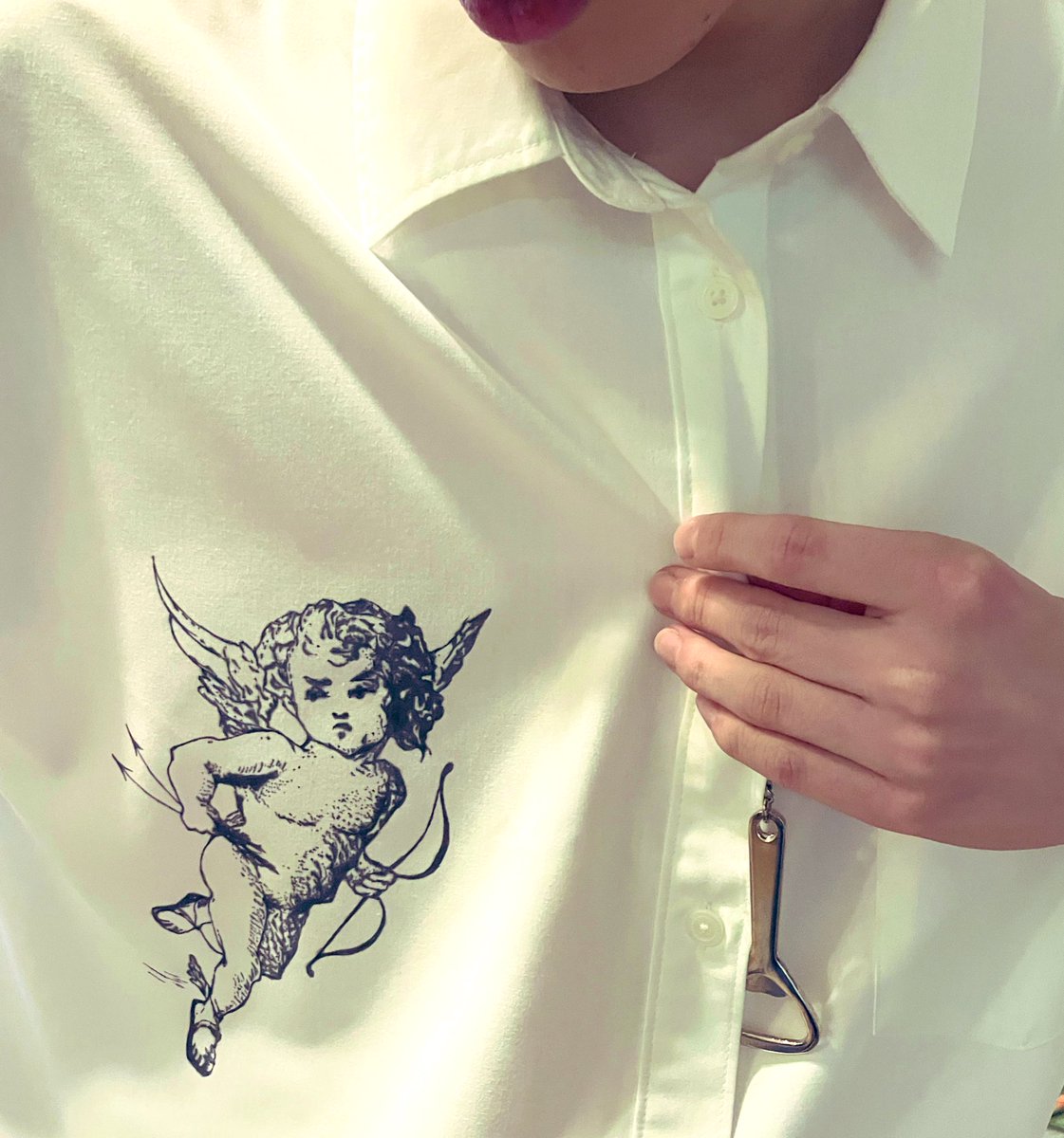 昨日買ったばっかりの白shirt.

帰宅したら…アニーの胸元に
天使が1人宿ってた。

うん、まあ、、許ス笑

#芸大生の日常
#何にでもペイント
#いつの間に描いたの笑
