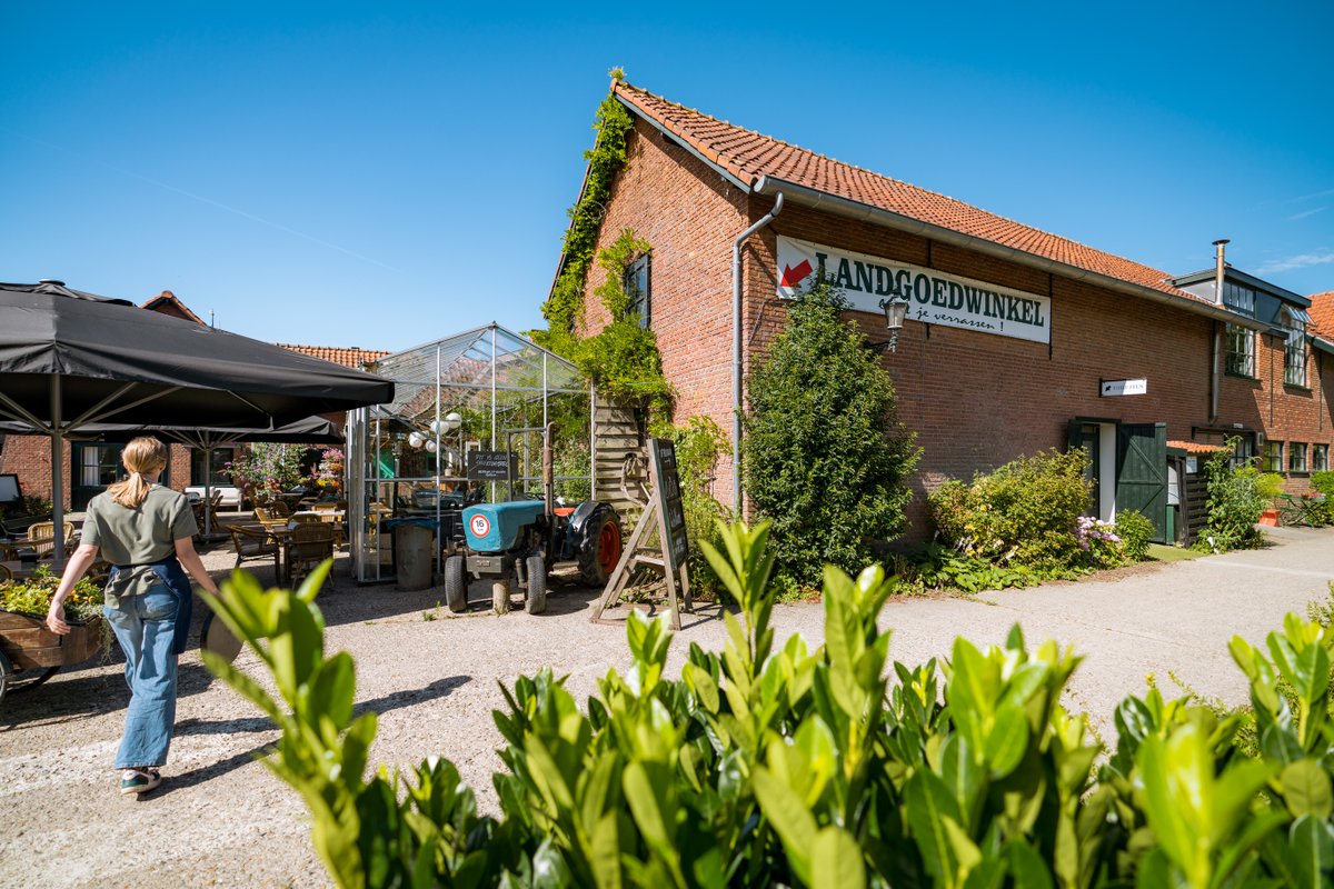 🌳 Discover the charm of Landgoed De Olmenhorst! Over 160 years old, this historic estate is a green oasis of orchards. Enjoy a picnic, adopt a tree, or indulge in homemade treats at De Fruitloods! 🍎

🍒 More food inspiration: bddy.me/3wqYYGK

📸 Koen Smilde