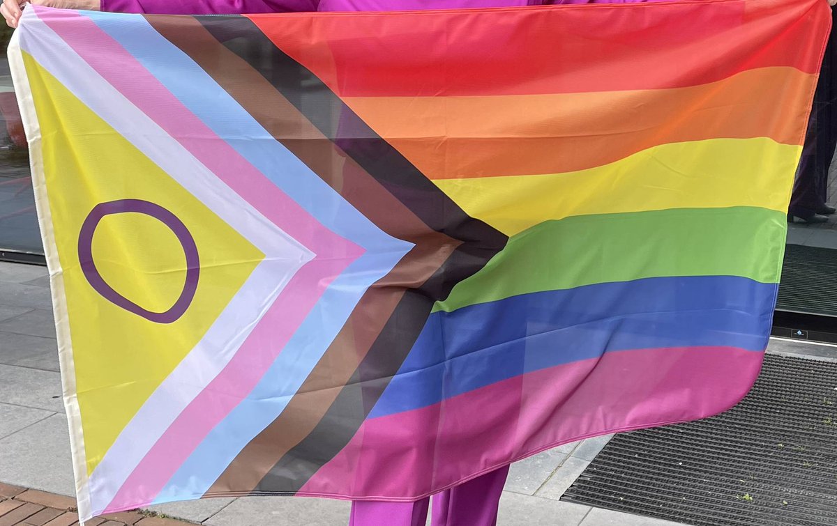 Deelnemers aan de Pride Walk in Den Haag op zaterdag 18 mei kunnen een gratis regenboogvlag ophalen. Bijvoorbeeld bij de receptie in ons Servicecentrum. Toon jouw steun aan de LHBTI+ gemeenschap en wandel mee! ➡️ bit.ly/4bG12JT