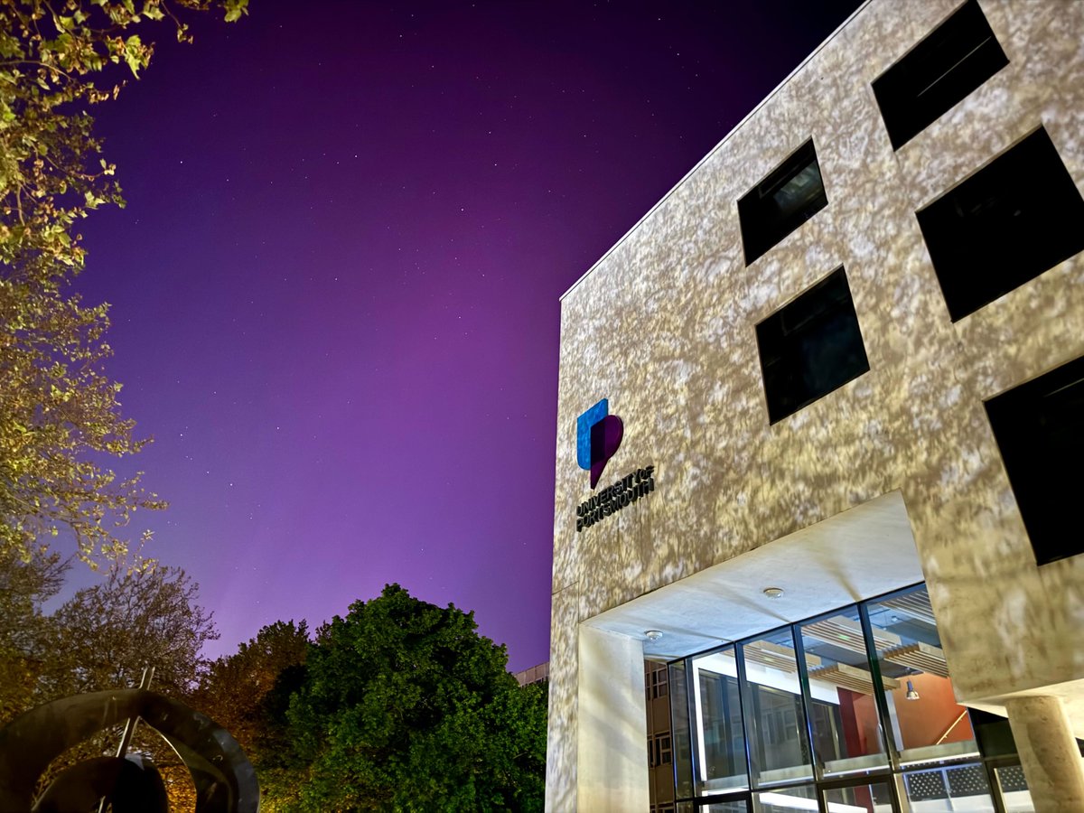 Check out these amazing images of our department building under the northern lights! They make us looks particularly astronomical! 😍🌌 These beautiful photos were taken by one of our PhD students, Nathan Cruickshank, and we absolutely love them!