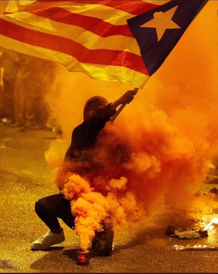 viquirepublica's tweet photo. Avui els únics que segueixen perdent, son Pablo Hasel que segueix a presó, Dani Gallardo en busca i captura ,per defendre al poble català, els més de 4.000 represaliats que segueixen perseguits, i als que a molts d’ ells , se’ls demana a dia d’ avui , penes altíssimes per haver sortit al carrer a donar la cara pels polítics ,el país ,els drets i la llibertat 

Parlem realment del que és perdre o seguim amb el missatge buit , ple de cinisme, irrespondabilitat i d’ una falta de vergonya aberrant,
d’ una colla de tites fredes  i cara dures , que no han sabut fer la seva feina ,peró s’ han carregat les butxaques de diners , no fotent  ni brot del que van prometre ? 

Ja n’ hi ha prou !