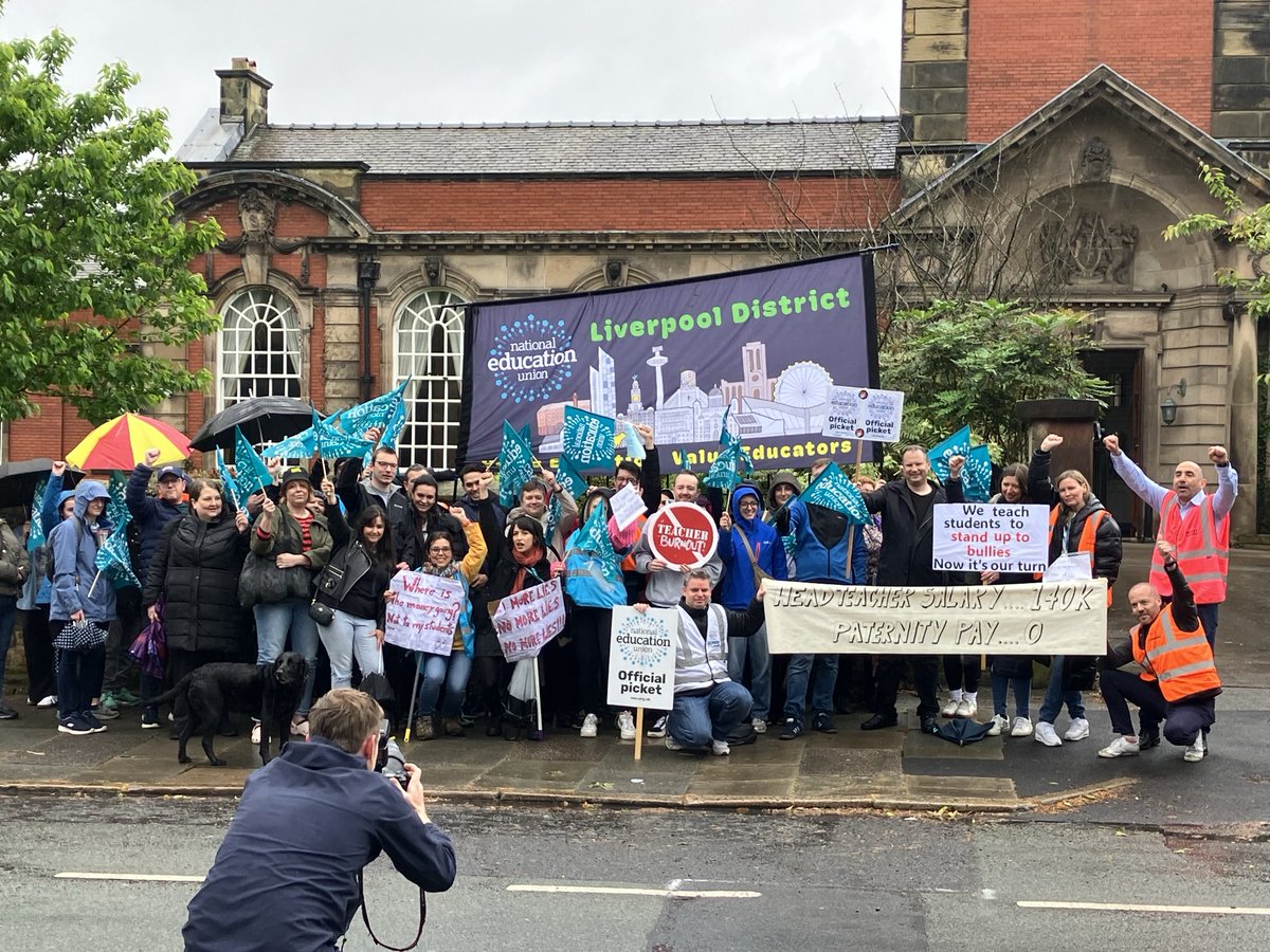 LiverpoolNEU's tweet image. Huge turnout on the picket line at the Bluecoat school on strike over workload.