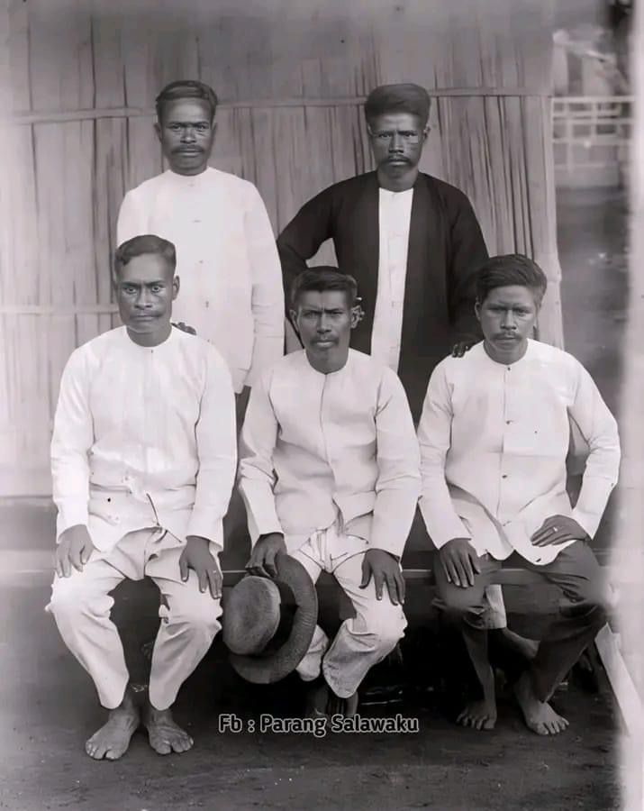 Potret sekelompok Pria Maluku dari Waikatin Buru Selatan sebelum tahun 1941

(Sumber: Tropen Museum)