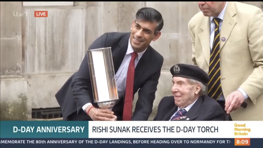 @grantshapps @BBCNews @DefenceHQ @BritishArmy Our @dgcwgc passes the Torch of Commemoration to Prime Minister @RishiSunak who then passes it on to D-Day veteran Peter Kent. #LegacyofLiberation #DDay80