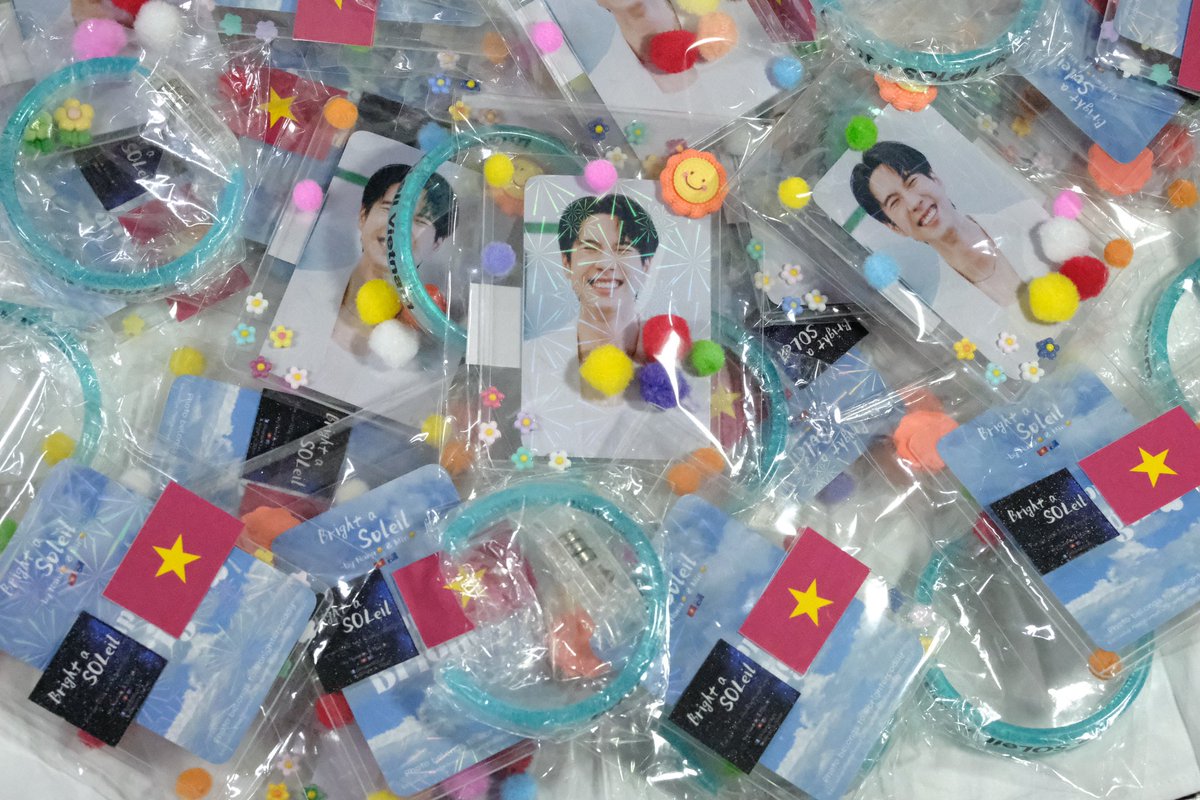 ••• giveaway freebie for #SOLBright☀️ From 🇻🇳 with 🩵 Please retweet 🥹 300sets- •Card (photo by @brighterppday) •Handmade toploader •Led bracelet 📍: Faculty of Public Health, Mahidol University 🗓: 18 May 2024 🕛: tba #soBrightSunshineforme #brightrpp