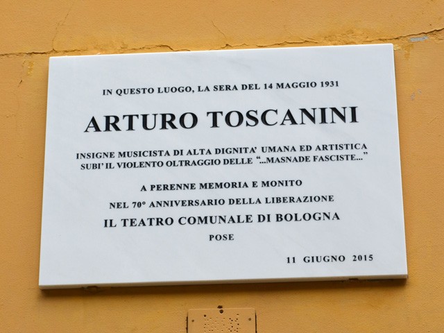 14 maggio 1931 Al Teatro Comunale di Bologna Arturo Toscanini viene preso a schiaffi da un gruppo di fascisti per essersi rifiutato di eseguire 'Giovinezza' e la 'Marcia Reale'