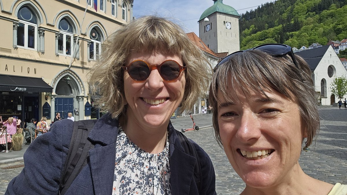 A rare treat to be in the same city as my lovely PhD supervisor <a href="/schipper_lisa/">🌎 ✊@lisaschipper.bsky.social</a>! Both here in Bergen for the Human Geographies of Climate Change Adaptation conference #HGA2024 and this: uib.no/en/cet/170098/…