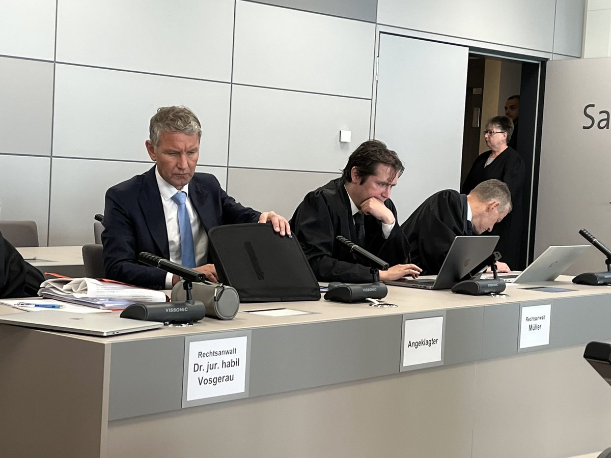 Jetzt schafft es das sog. TV-Duell zwischen Mario Voigt und Björn Höcke auch noch in den Prozess in Halle. Das Gericht will den Ausschnitt, in dem es um den Tatvorwurf geht, abspielen lassen.