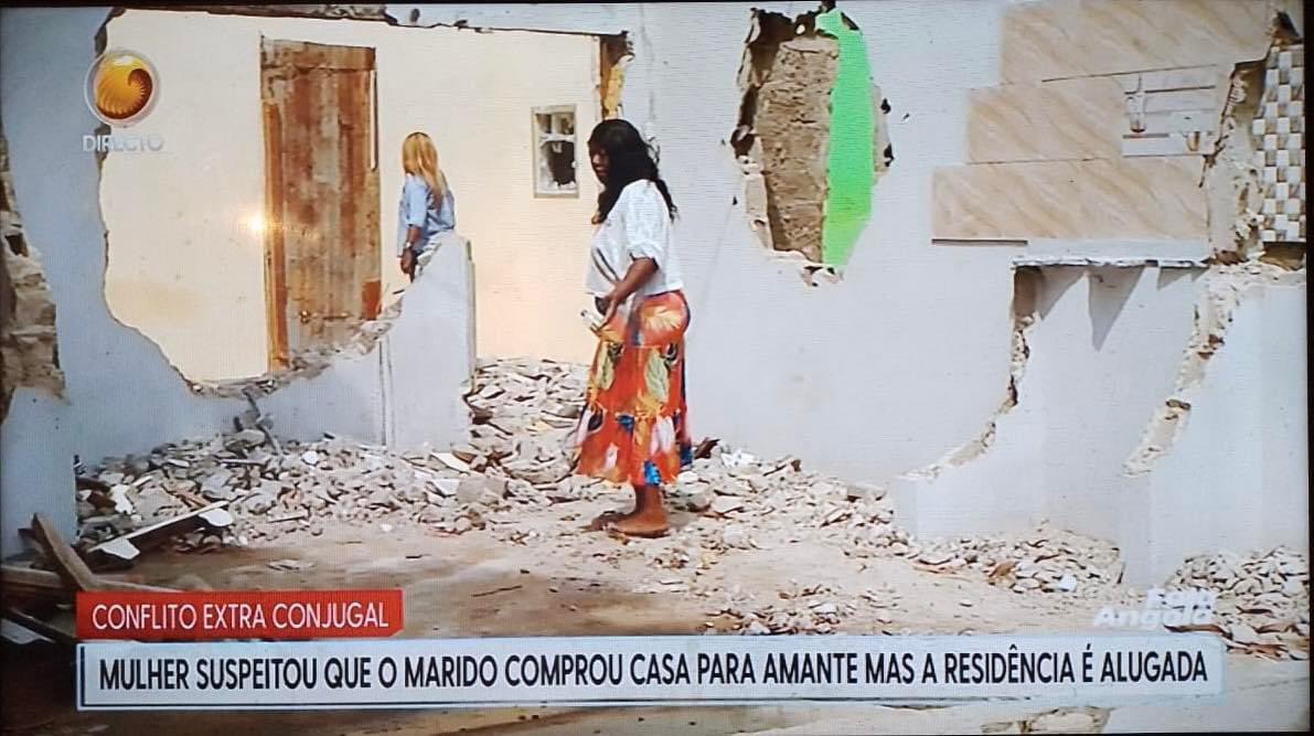 SOCIEDADE 👉Mulher destrói a casa onde a amante do marido vive, pensando que o marido é que tinha construído. No entanto, descobre-se que a casa é arrendada.