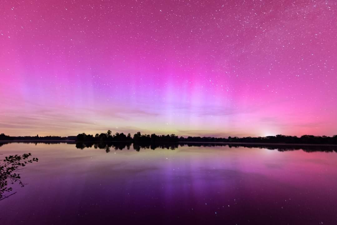 La nuit de vendredi à samedi était incroyable, je n'aurai jamais imaginer voir des aurores boréales de cette intensité en France.  #auroresboreales